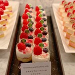 ザ・テラス - イチゴとブルーベリーのトライフル