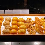 ザ・テラス - パン4種（クリームチーズロール･デュラムファイン･キャロットロール･ごぼうフォカッチャ）