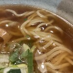 五味八珍 - 麺は太さふつう