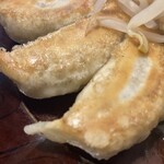 五味八珍 - 餃子は結構大きいです。10㎝くらいありそう。