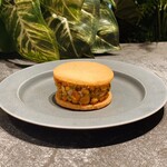 NUTS LAB - ピスタチオバターサンド（¥400/1個）