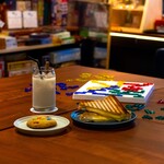 Cafe LA - サンドイッチセット：グリルチーズサンド、m＆mクッキー、オルチャタ