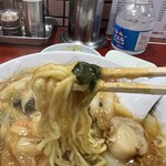 Ra-Men Kiku - 麺は手打ち風縮れ麺。なかなか美味しい。餡が少し甘すぎ。スープ少なめ、餡多めはあまりよろしくない。