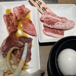 焼肉ライク - 左上カルビ　左下ハラミ　右神戸牛と生玉子