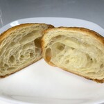 OZ bread - 生発酵バタークロワッサン 断面