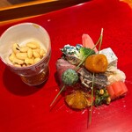 日本料理 別府 廣門 - 八寸〜赤絵馬上杯、みさお大豆、ほうれん草白和え、赤蕪酢漬け、干し椎茸煮、金柑茶巾、シカハム、セロリもろみ味噌和え、ブロッコリー、切り干し大根、ワカサギ甘露煮他