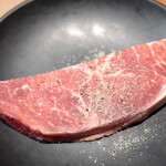 国産牛焼肉食べ放題 肉匠坂井 - 熟成厚切りみすじ。