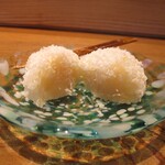 京味 もと井 - 茶菓子：ココナッツ餅。 ココナッツをまぶしたお餅の中からアルコールを飛ばした 桜のリキュールの餡が見つかります。