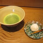 京味 もと井 - お抹茶と茶菓子： ココナッツをまぶしたココナッツ餅の中からアルコールを飛ばした 桜のリキュールの餡が見つかります。