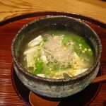 京味 もと井 - 温物 ： 蛤酒蒸し。 大ぶりな蛤の酒蒸しに、タラの芽、うるい、つぼみ菜が使われています。 上にはウドの千切りと マジョラムが飾られ、小粒のアラレが振って在ります。