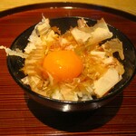 京味 もと井 - ご飯のお替りで、白飯の上に枕崎の鰹節と美味しい玉子と醤油で極上のTKGをいただきました。 Berry Good のテイストでした。♪♬