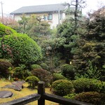 京味 もと井 - 通路から眺めるお庭の風景。