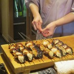 京味 もと井 - 鰆に串を打ち、西京焼きにしていきます。