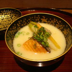 京味 もと井 - 椀物 ： 鱒の介の汁。 ミニサイズの人参と大根にコンニャク、厚揚げを使った お出汁が最高ォ～な 甘味を感じる 粕汁に、炭火で香ばしく、こんがり、ふっくら焼きあげてポタポタと美味しい脂が滴る “鱒の助”（ブランド鱒）を投入してあります。