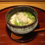 京味 もと井 - 温物 ： 蛤酒蒸し。 大ぶりな蛤の酒蒸しに、タラの芽、うるい、つぼみ菜が使われています。 上にはウドの千切りと マジョラムが飾られ、小粒のアラレが振って在ります。