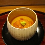 京味 もと井 - 先付 ： 生雲丹の茶碗蒸し、べっ甲餡かけ。 筍とホックリ食感の百合根の入った茶碗蒸しに 生雲丹が贅沢にのっています。 美味しいですゥ～！