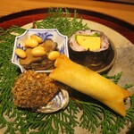 京味 もと井 - ２月節分の 八寸 ： ① 鮑と大豆の炊いたん。鮑がとても良いお味です。 ② 恵方巻。 だし巻き玉子と大葉が柴漬けを混ぜ込んだシャリで巻かれています。 ③ ミニ春巻き：中は、もち米と たら白子の飯蒸しになっています。 ④ トロ鰯を甘露煮にしてあり、粉ガツオをまぶしてあります。骨までほろほろでやわらかですョ！
