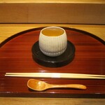 京味 もと井 - 先付 ： 生雲丹の茶碗蒸し、べっ甲餡かけ。 筍とホックリ食感の百合根の入った茶碗蒸しに 生雲丹が贅沢にのっています。 美味しいですゥ～！