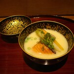 京味 もと井 - 椀物 ： 鱒の介の粕汁。 ミニサイズの人参と大根にコンニャク、厚揚げを使った お出汁が最高ォ～な 甘味を感じる 粕汁に、炭火で香ばしく、こんがり、ふっくら焼きあげてポタポタと美味しい脂が滴る “鱒の助”（ブランド鱒）を投入してあります。