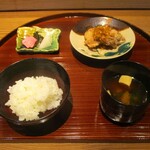 京味 もと井 - 御飯物 ： 白飯のお米がキラキラして一粒一粒が綺麗に立っています。 三河地鶏の唐揚げ。ノンストレスで育てられた足助の地鶏です。  味噌汁。  香物。