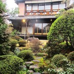 京味 もと井 - 庭の奥側から見上げる古民家の家屋。