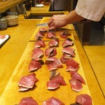 京味 もと井 - メジマグロの炙りを切り分ける大将。