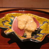 京味 もと井 - 造り ： めじ鮪の炙り。 シャキシャキ食感の新玉ねぎと京高菜の上に表面を炙っためじ鮪をのせて、上から胡麻ポン酢がタラァ～リとかけられています。