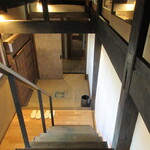 草庵 鍋島 - 小屋裏への階段から見る玄関