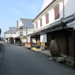 草庵 鍋島 - カフェ ブリューの前