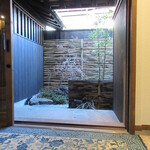 草庵 鍋島 - 土間と続く庭