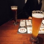 T.T Brewery - ビール：手前がピルスナー、奥はブラウンエール。共にSmallサイズ。