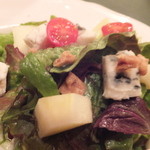 ワインレストラン ドミナス - ブルーチーズとりんご、くるみのサラダ