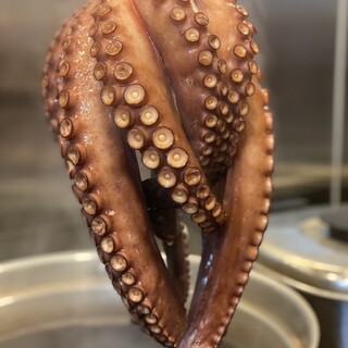 地元食材（タコ、貝類など）も独自の調理法で仕上げます。