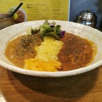 SPICY CURRY 魯珈 - ２種カレー（チキン・コルマ）