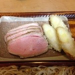 手打ちそば小菅 - ミディアムっぽい鴨ロースにネギの天ぷらが添えられています