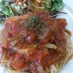 カフェ アトリエ - トマトソースのパスタ（ランチのサラダ付き）