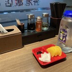 香港飯店0410 - 空きボトル再利用のお冷やと、不思議な皿。小皿がカウント無しなのは韓国料理の伝統?