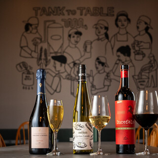 店舗で売ってるワインがお席でそのまま飲めます！