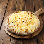 神戸クックワールドビュッフェ - 『フォルマッジピザ』
モッツァレラチーズ、クリームチーズ、ゴーダチーズを贅沢に使ったチーズ好きにはたまらない一品。
お好みではちみつをかければデザートピザに♪
