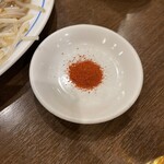 236974427 - ニラそばに付いてくる一味唐辛子