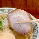 RAMEN MEIKIRA - しっかりした食感の豚バラロールも美味い♪(*´༥`*)ｳﾏｼｯ
      軽く炙りを入れてあります。