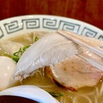 RAMEN MEIKIRA - この鶏胸チャーシューが気に入った！(ﾟдﾟ)ｳﾏｰ★
      噛むたびにｼﾞｭｰｼｰな旨みが溢れ出る♪