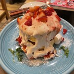 CRAFT CHEESE MARKET 渋谷駅前店 - 越谷いちごタウンのいちごを使った雪崩まくるいちごパンケーキ。美味し。