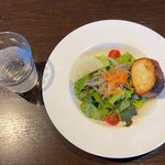 HerbRestaurant＆cafe ROSMARINO - 前菜のサラダとガーリックフランスパン