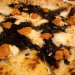 ピッツェリアアッセ - ネーロディセッピア(イカ墨と雲丹のピザ)