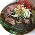 ラーメン イッケン - 黒胡椒が効いた真っ黒いスープは胡麻風味の優しい醤油味！