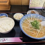 神仙閣 - 旨辛担々麺セット950円、唐揚げ3個、マカロニサラダ付き、ご飯多い^ ^