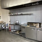 炭火やきとり 鳥信 - 入り口を入って右手に焼き台が置かれています