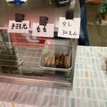 炭火やきとり 鳥信 - 左側にショーケースが置かれています