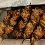 炭火やきとり 鳥信 - ねぎま（タレ）がちょうど焼き上がってきました